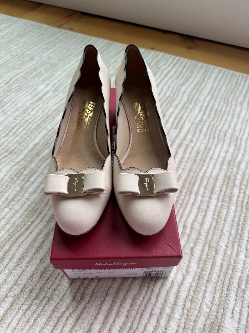 Salvatore Ferragamo Vara Bow Pumps in Light Pink / Beige Scalloped Size 9.5